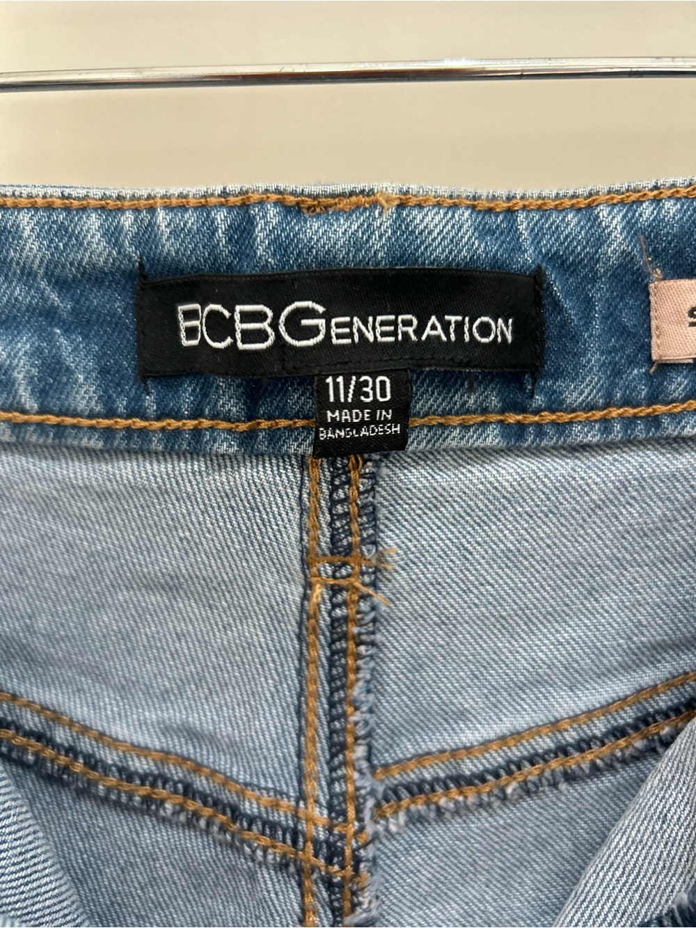 BCBGeneration Skater High Rise Straight Leg Medium Wash Jeans Sz 11/30 NWT - Picture 2 of 11